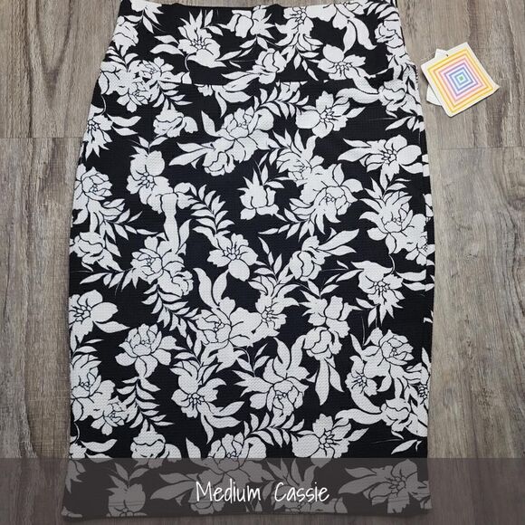 LuLaRoe Cassie Skirt Medium Floral Black White NEW - Picture 1 of 2